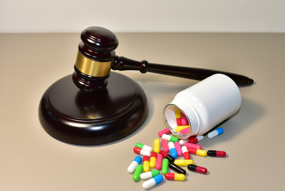 Mallet,Of,Judge,And,Multicolored,Pills,In,Capsules,In,Courtroom.